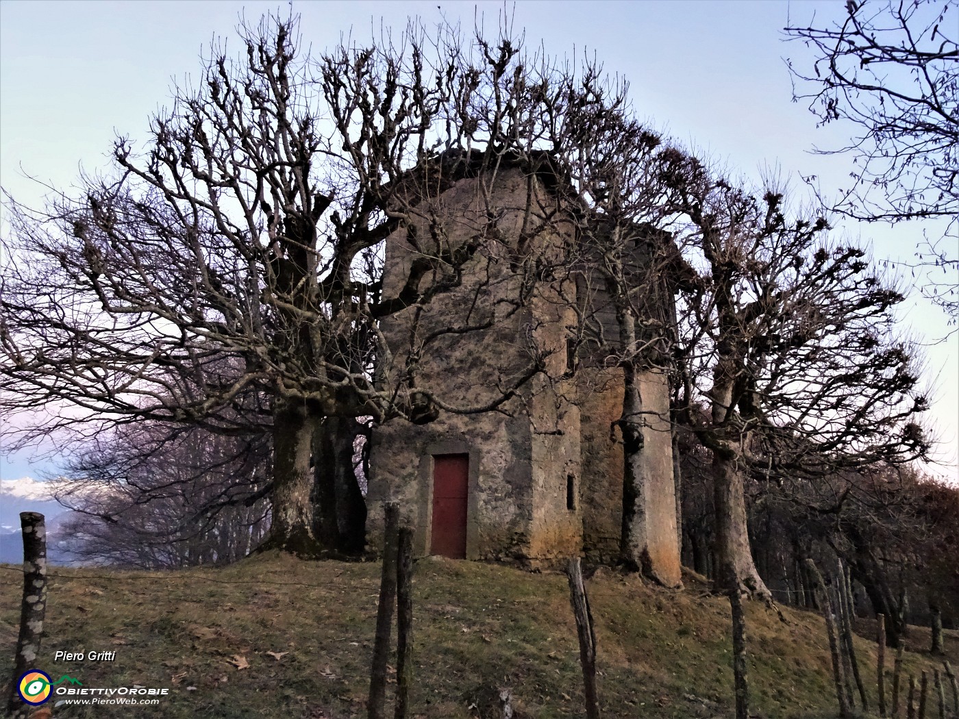 63 'Ol rocol di Spadi' (1153 m) nella luce del tramonto .JPG